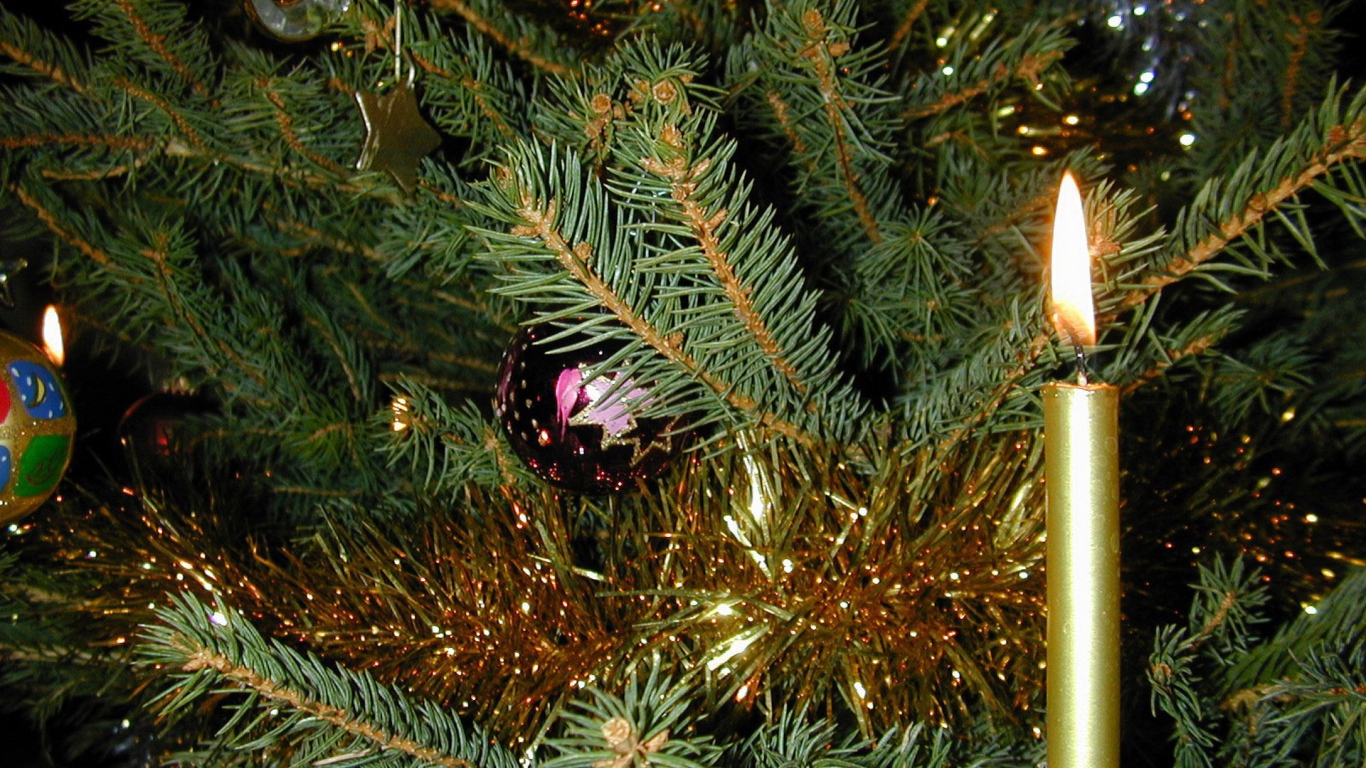 Новогодняя елка и горящая свеча