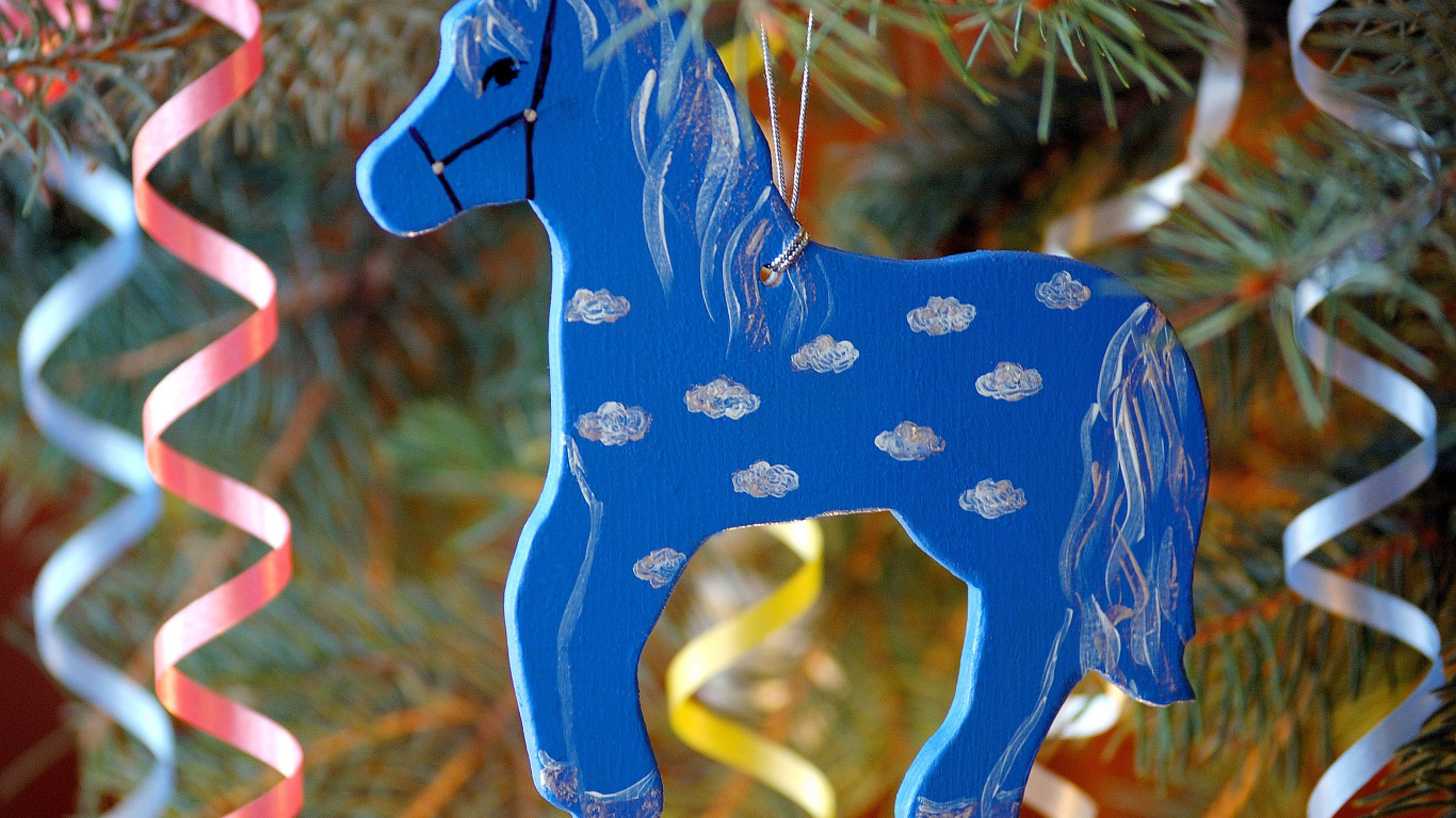 Синяя деревянная лошадь