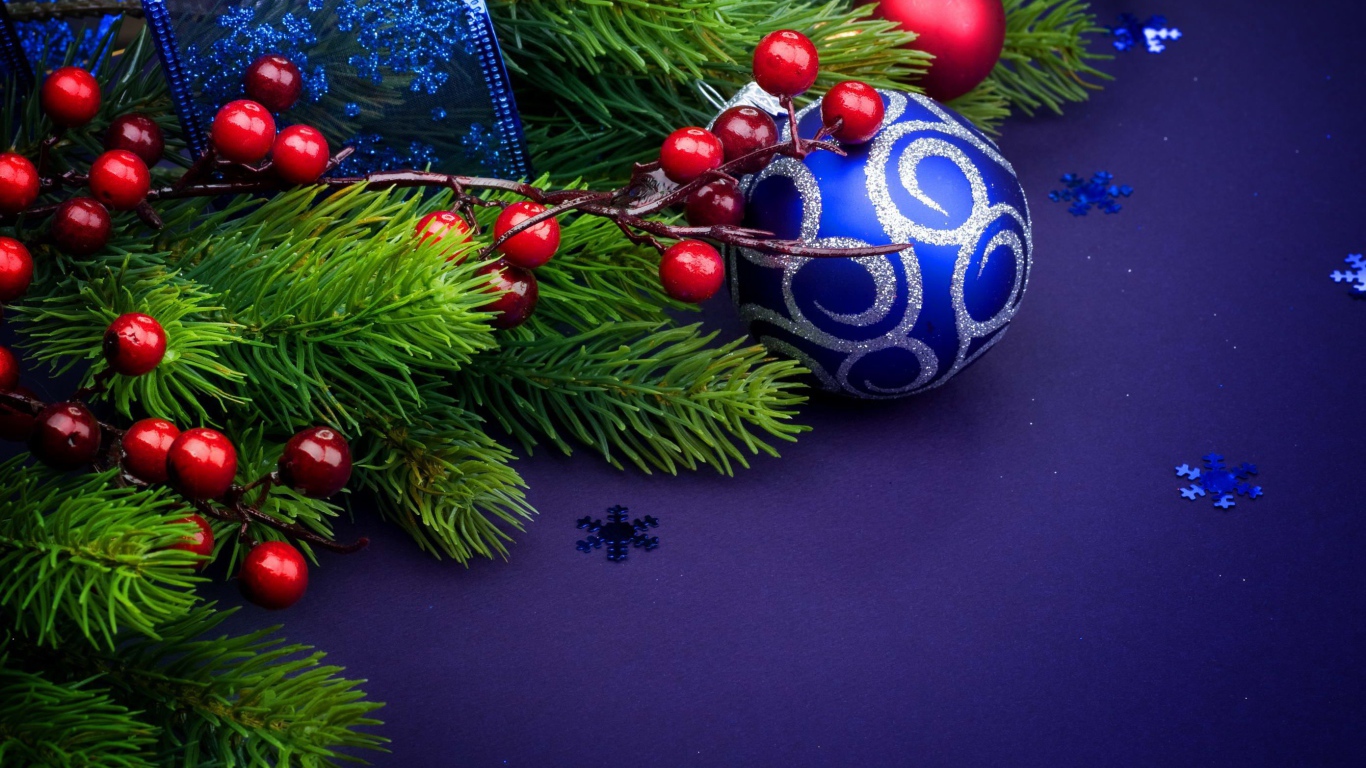 Ёлочная ветка и синяя игрушка