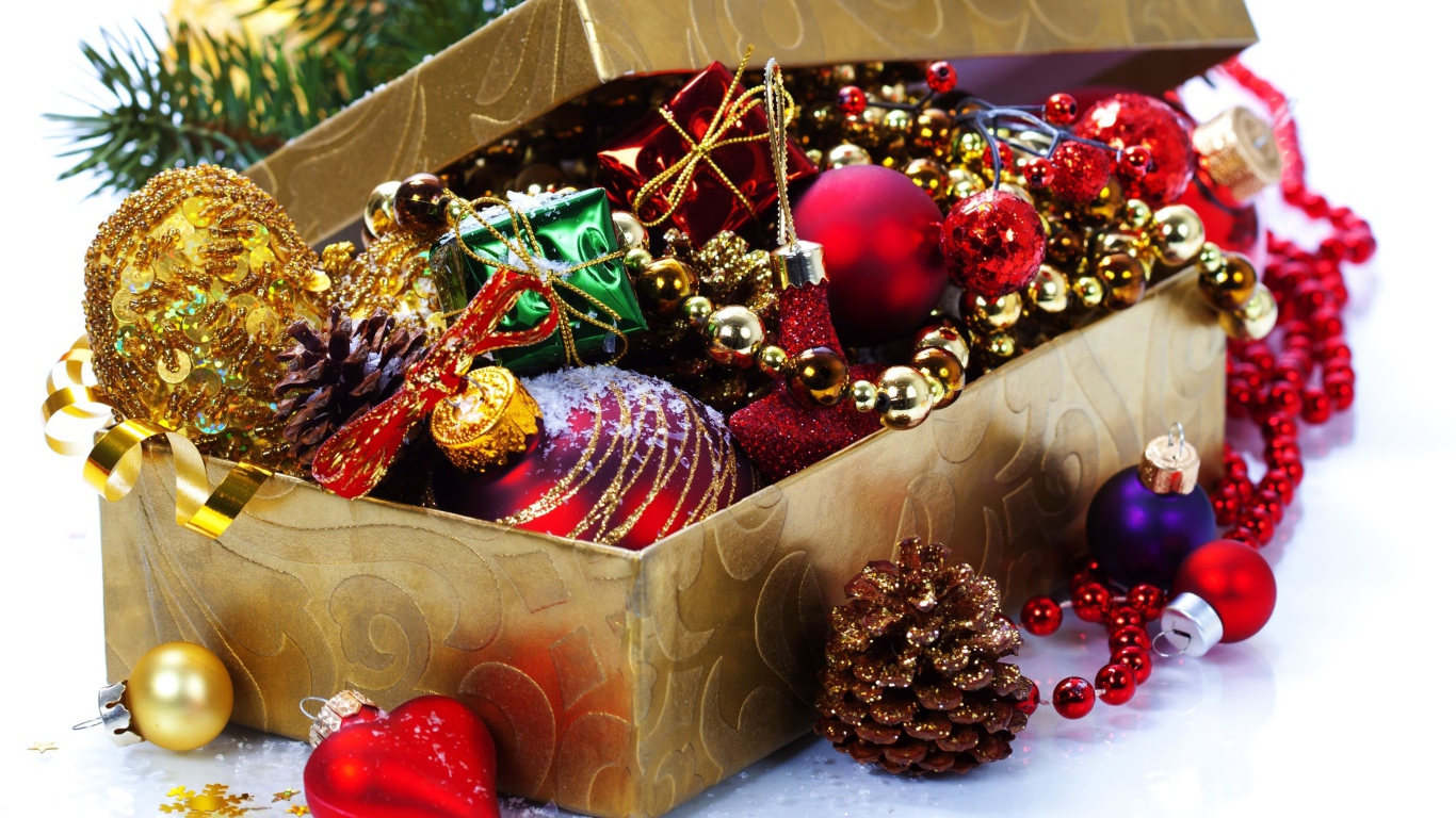 Елочные игрушки из шишек