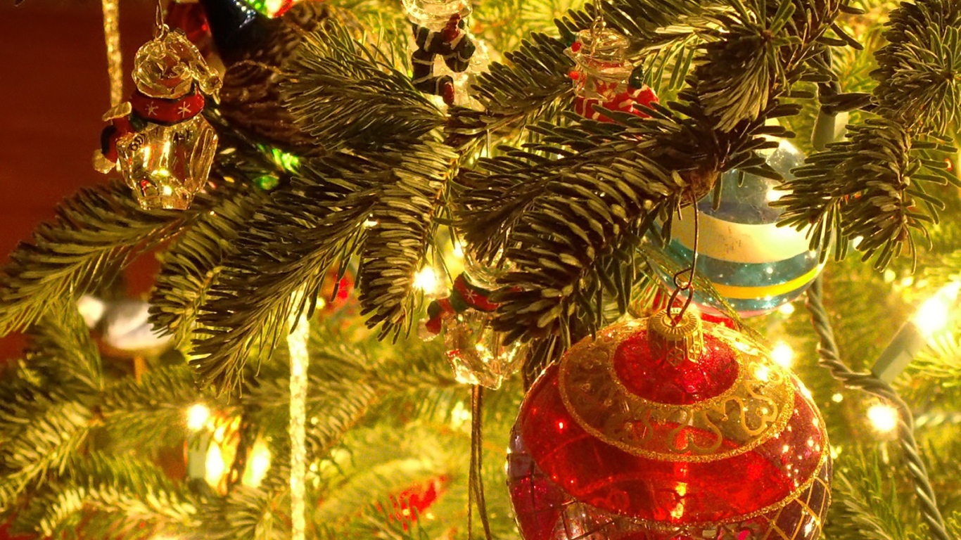 Пушистая елка на Новый 2014 Год лошади