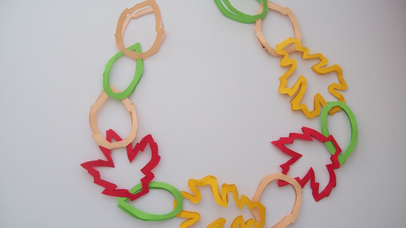 Гирлянда из осенних листьев