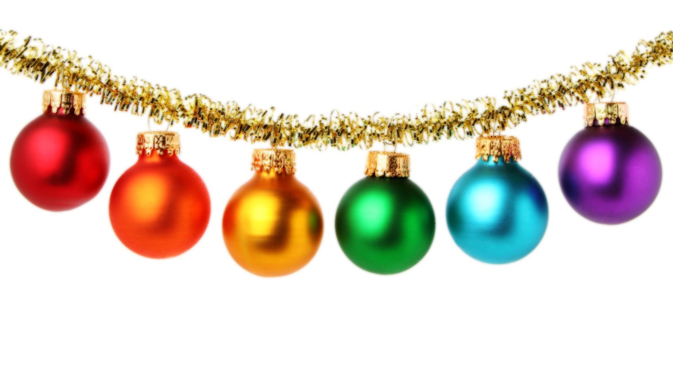 Разноцветные ёлочные игрушки на белом фоне