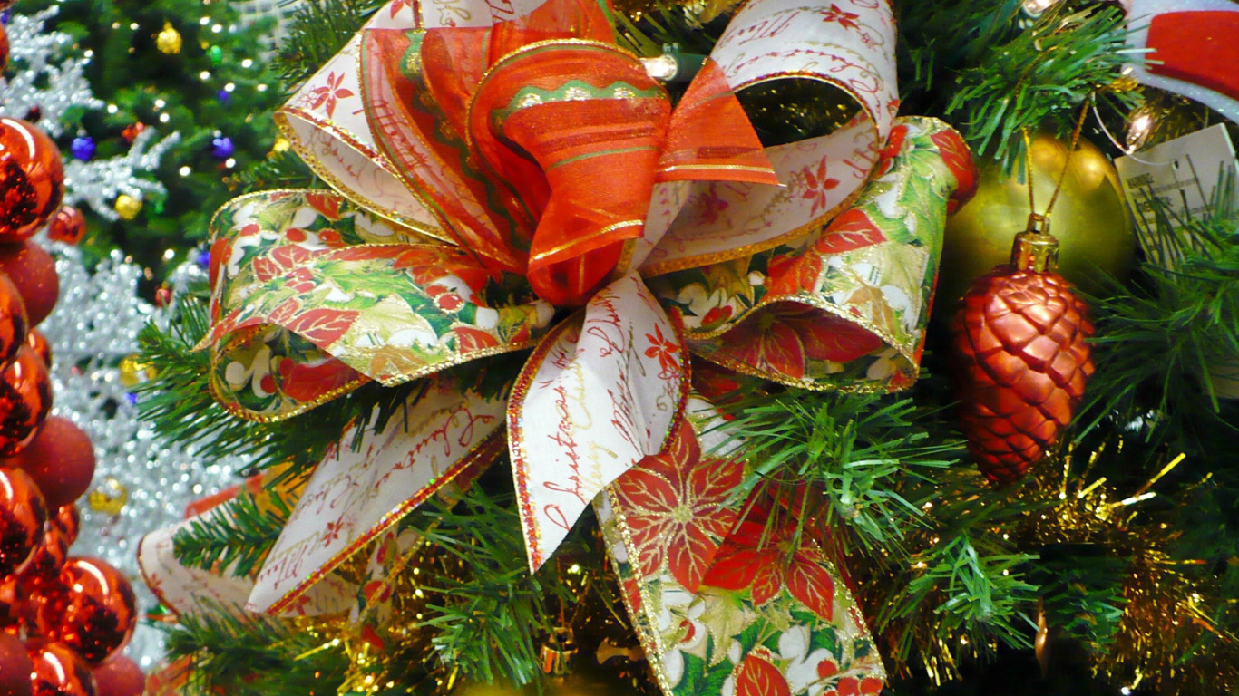 Празднование Нового Года лошади у елки