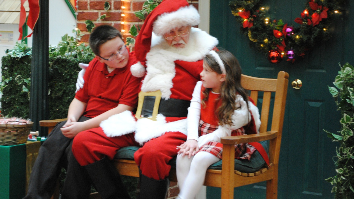 Дед мороз дарит подарки