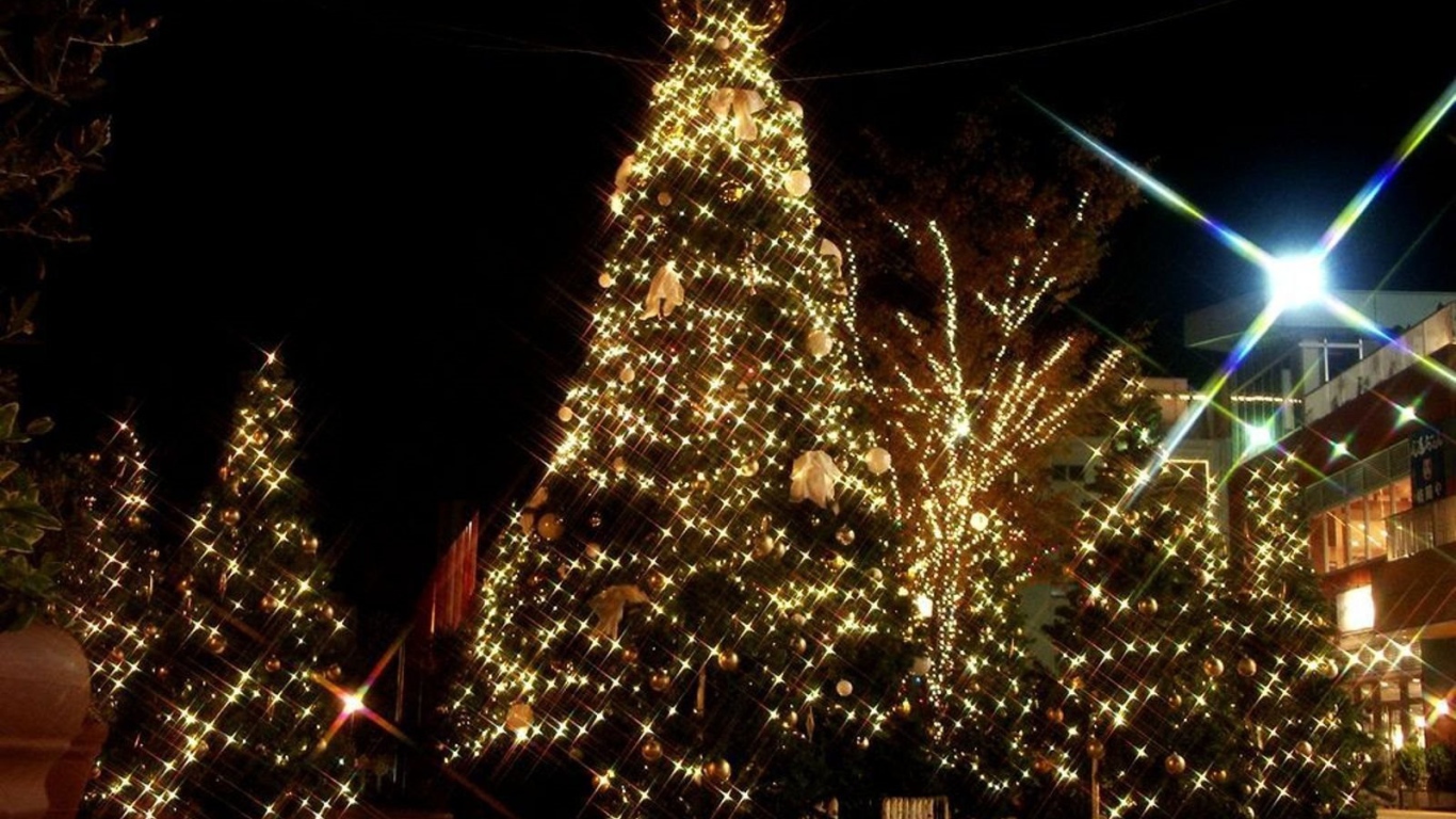 Large Christmas decorations on a Christmas tree