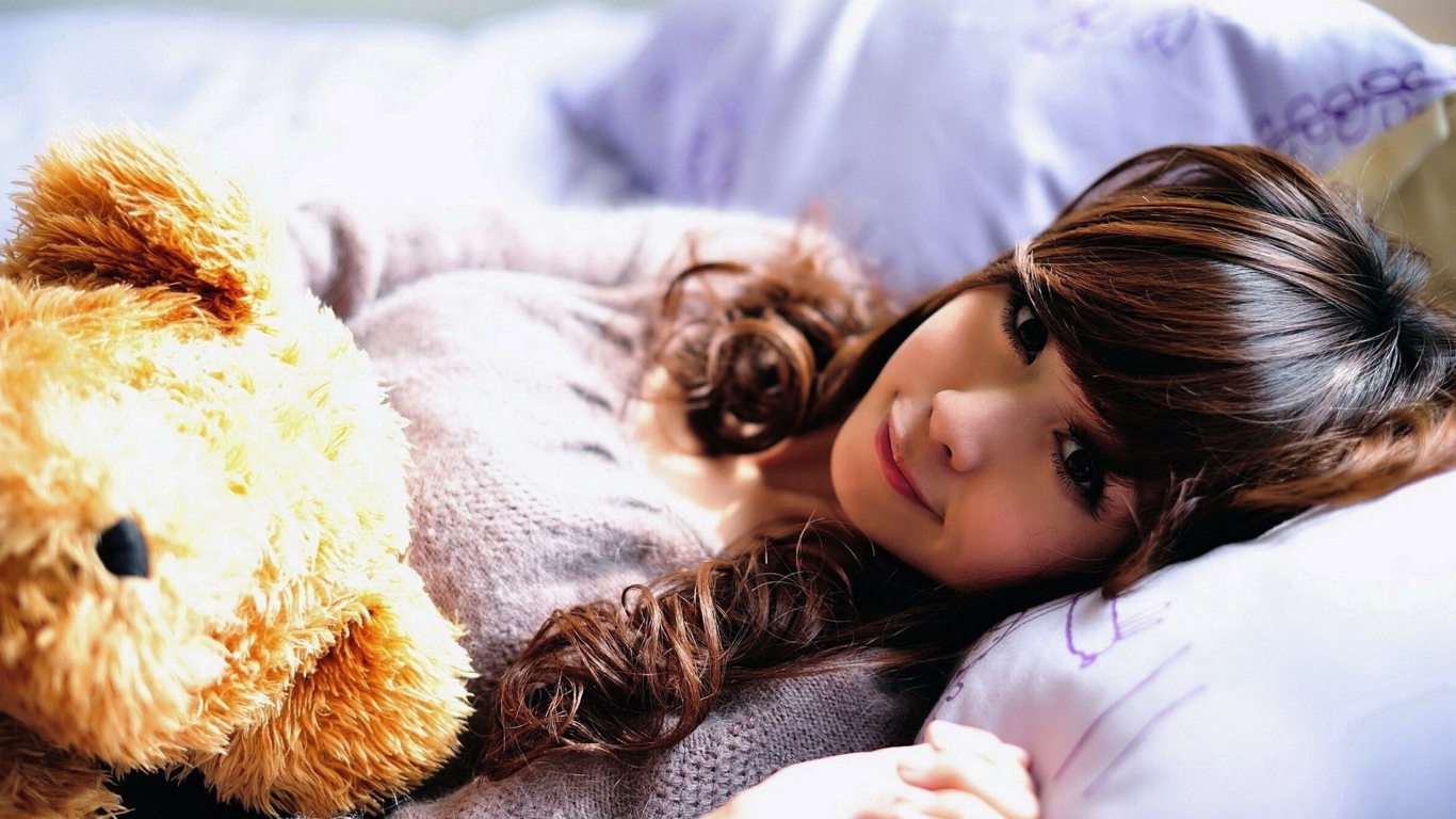 Девочка с игрушкой