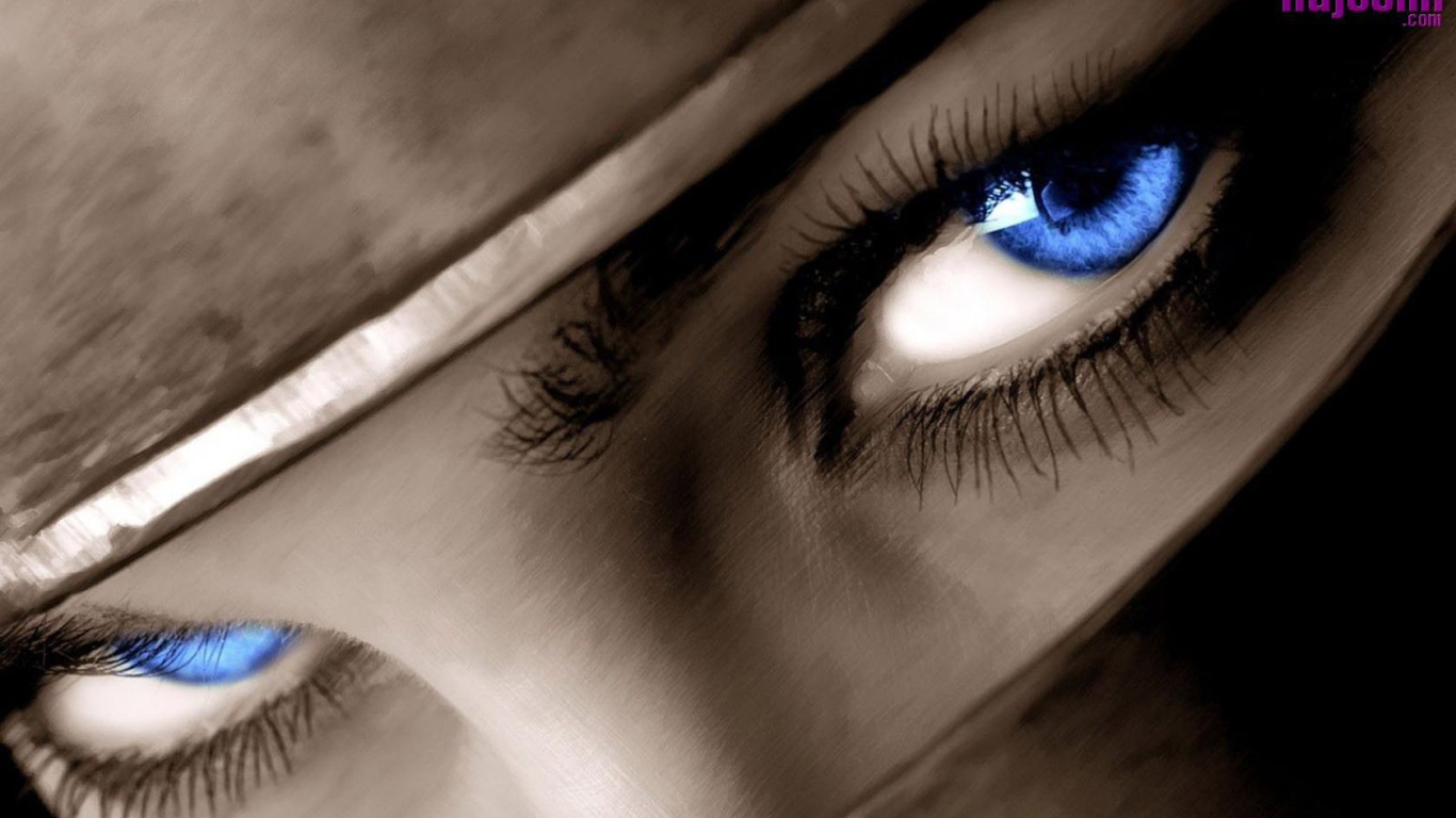 Черные брови и синие глаза