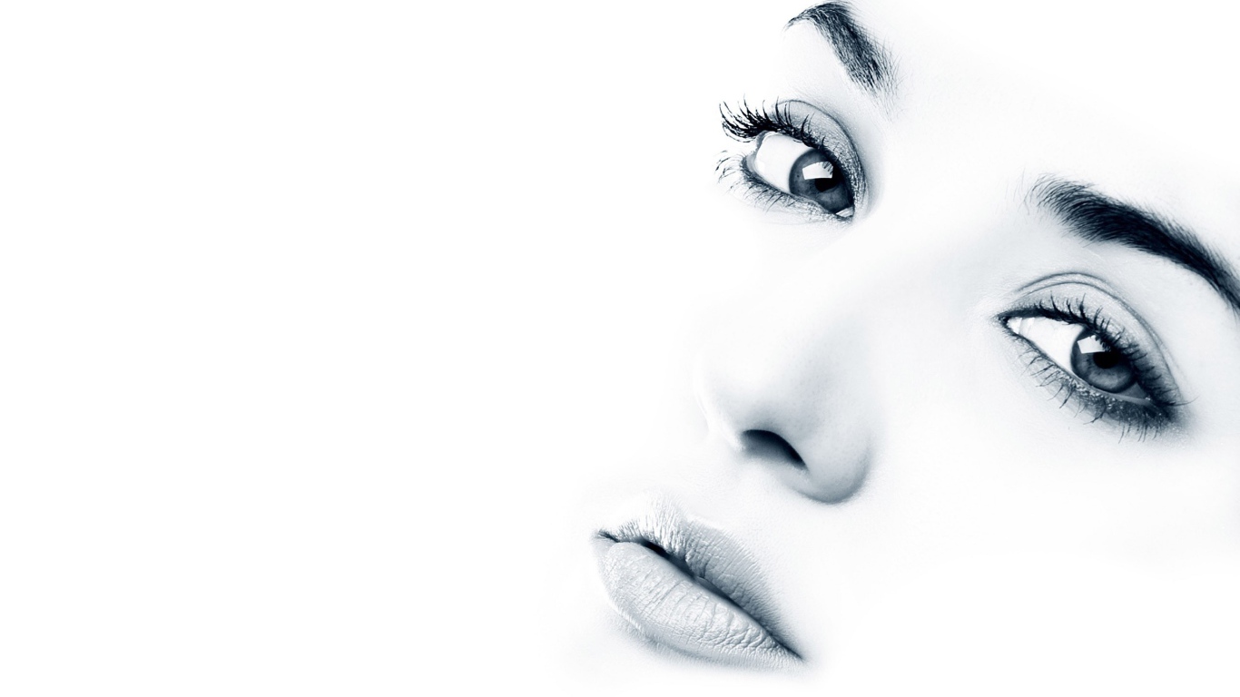 Глаза и губы на белом фоне