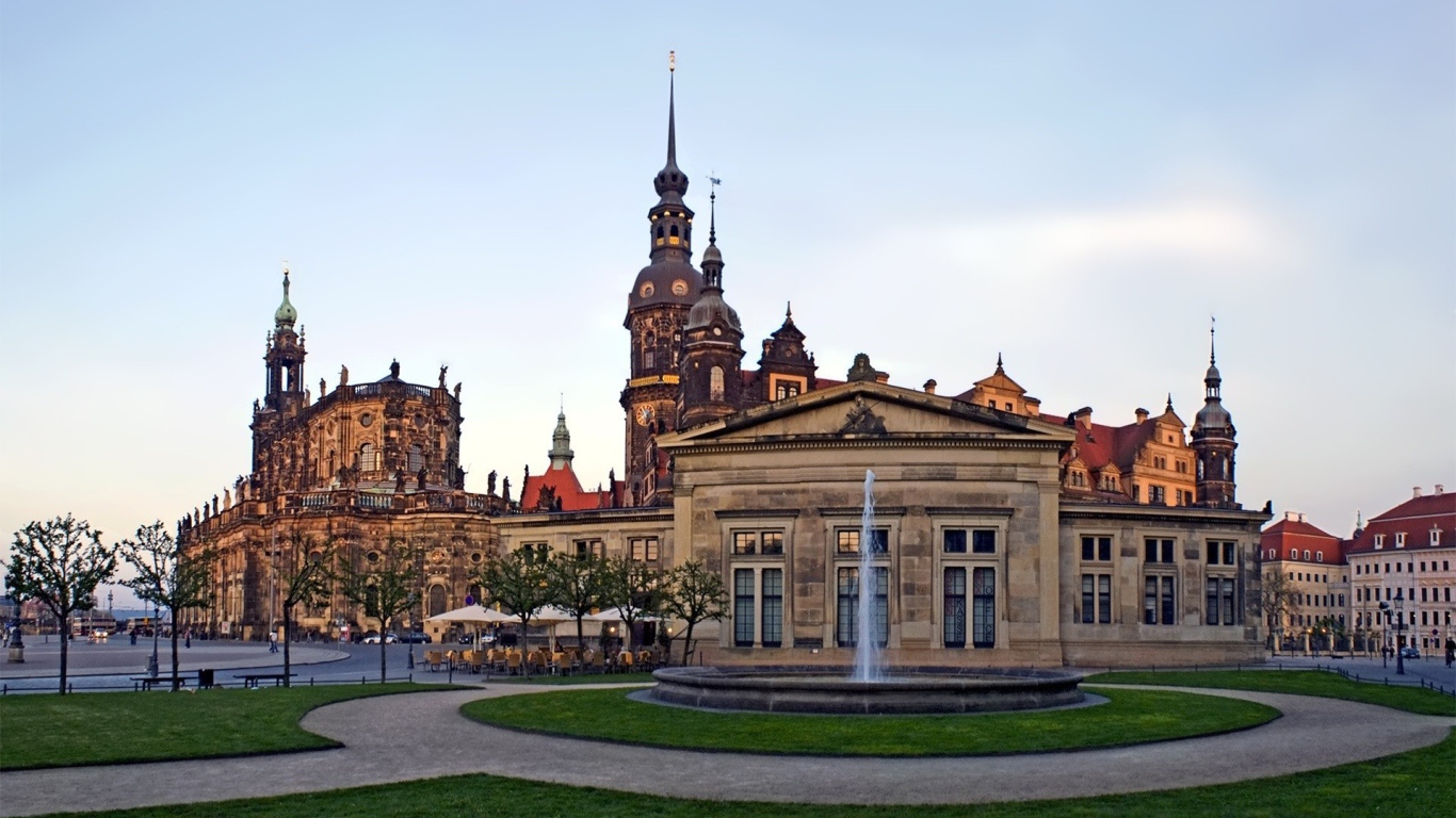 Архитектурный ансамбль с фонтаном