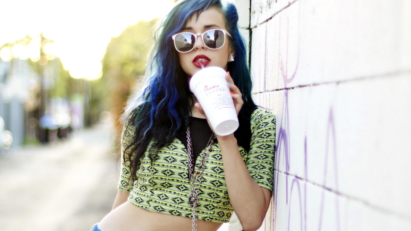 Девушка с напитком, swag