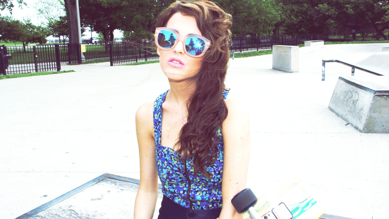 Девушка в очках и со скейтом, swag