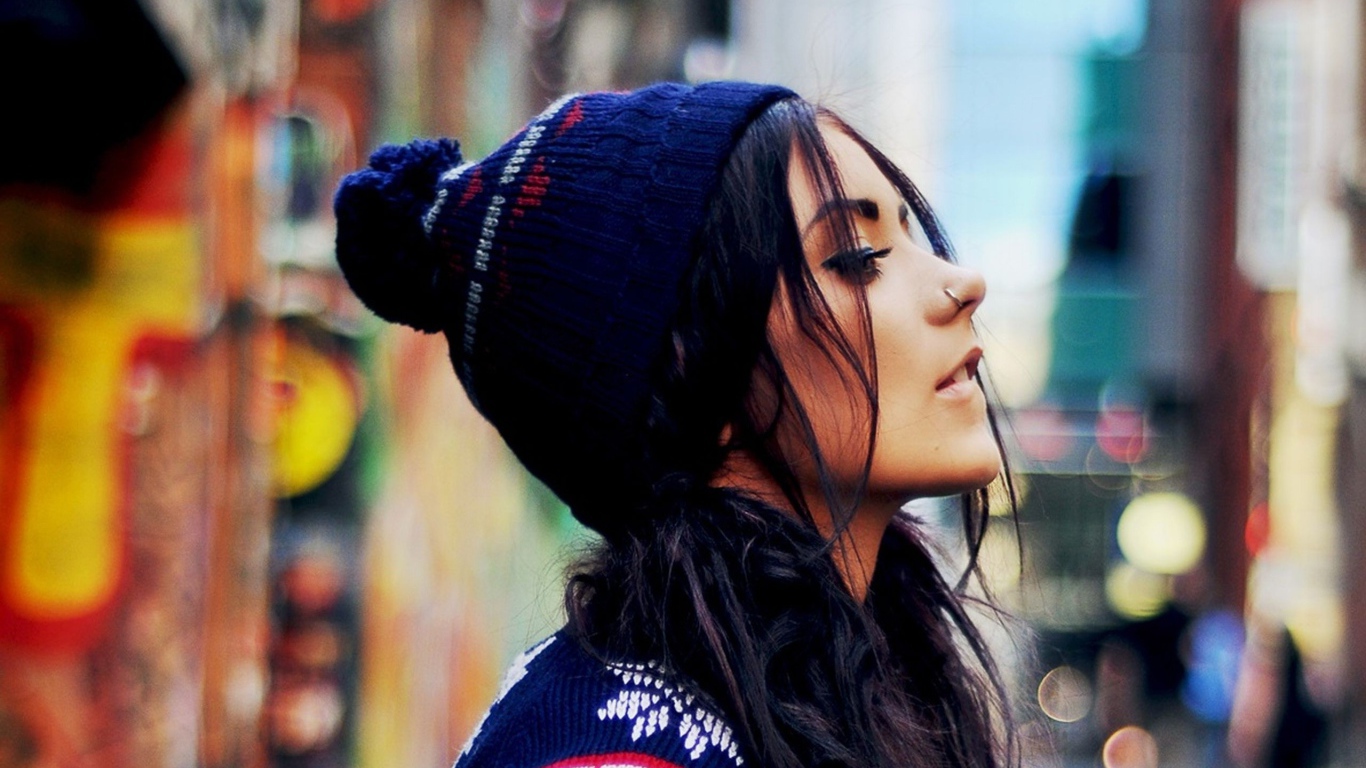 Красивая девушка брюнетка в шапке и с пирсингом в носу