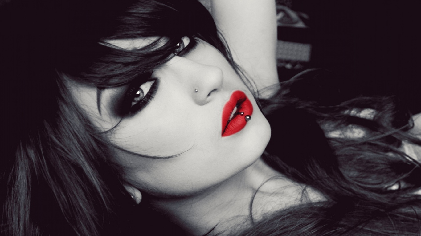 Красивая девушка брюнетка с пирсингом в носу и губе