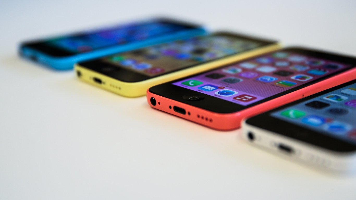 Новые красивые Iphone 5С на белом столе