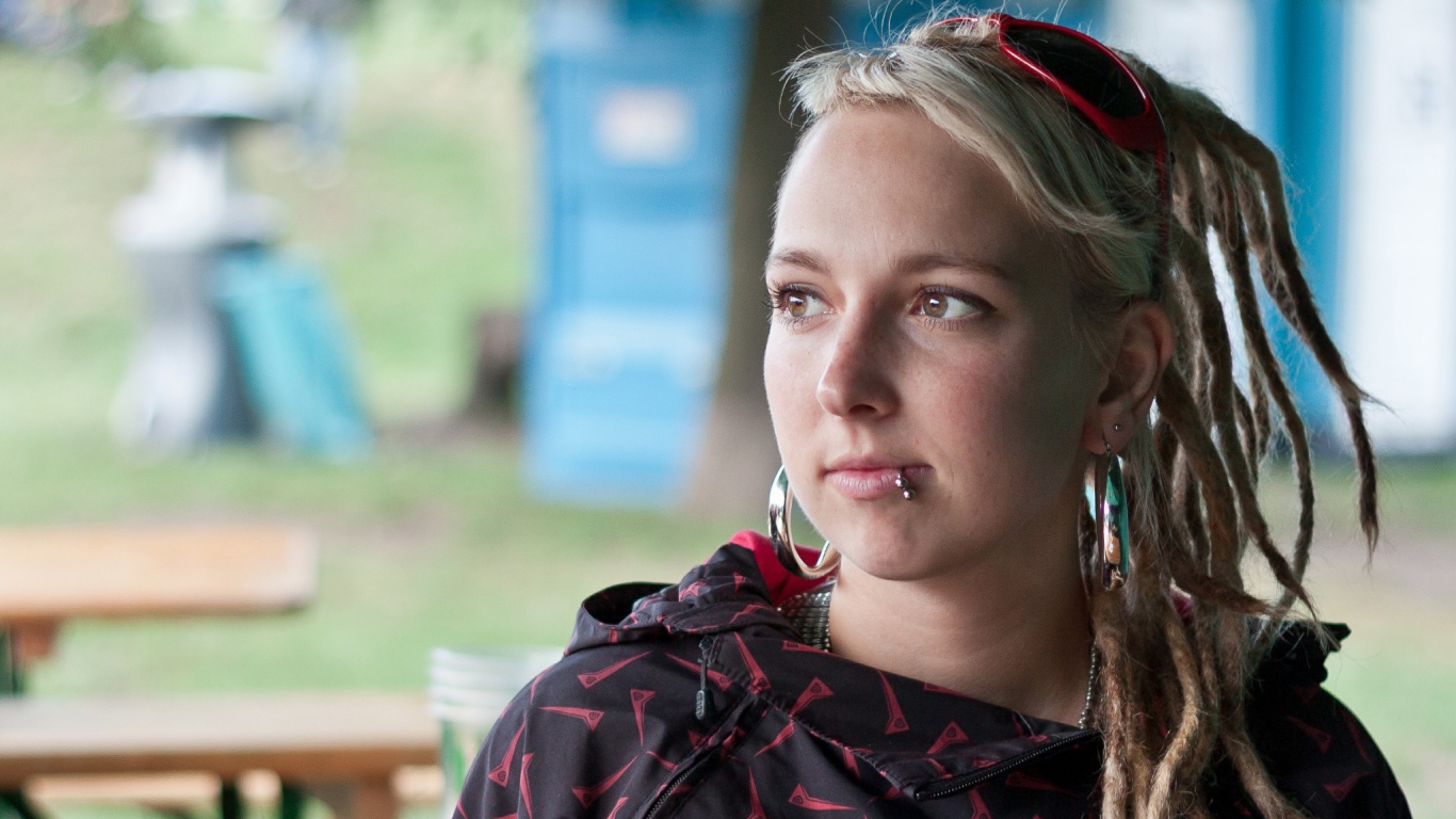 Девушка блондинка с дредами и пирсингом в губе