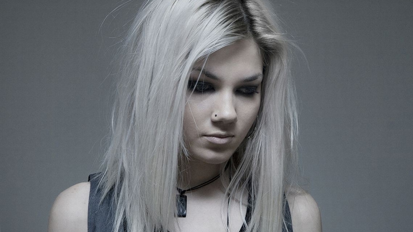 Девушка блондинка с пирсингом в носу