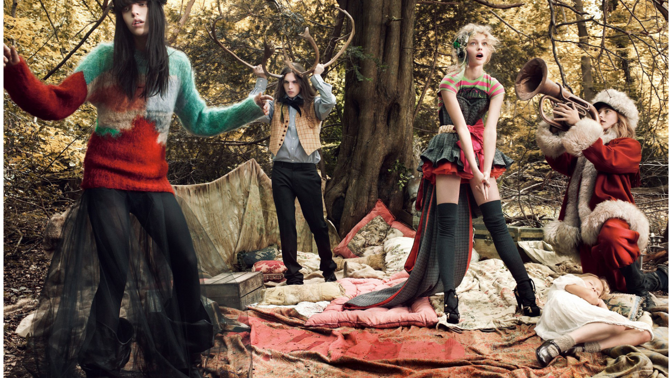 Креативная фотография людей в лесу