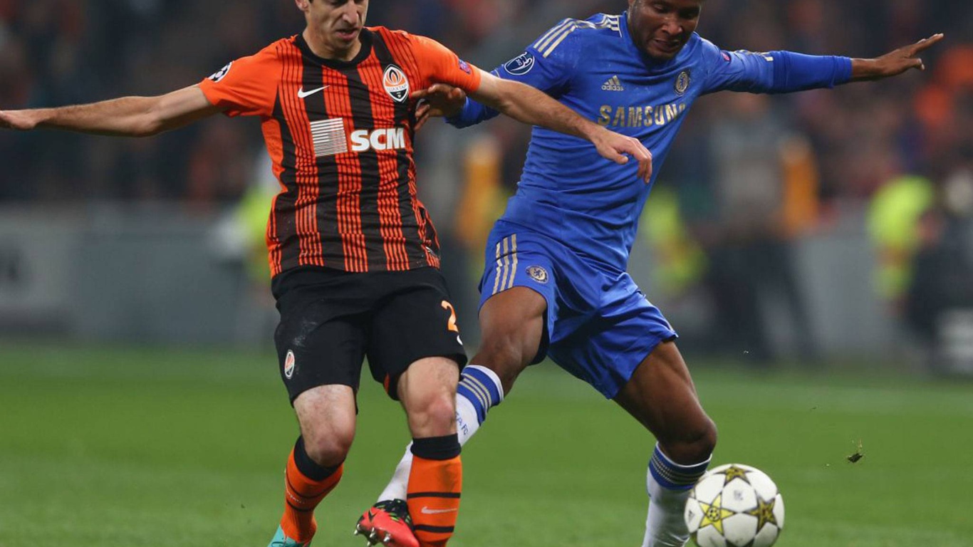 Дортмунд Генрих Мхитарян в борьбе за мяч