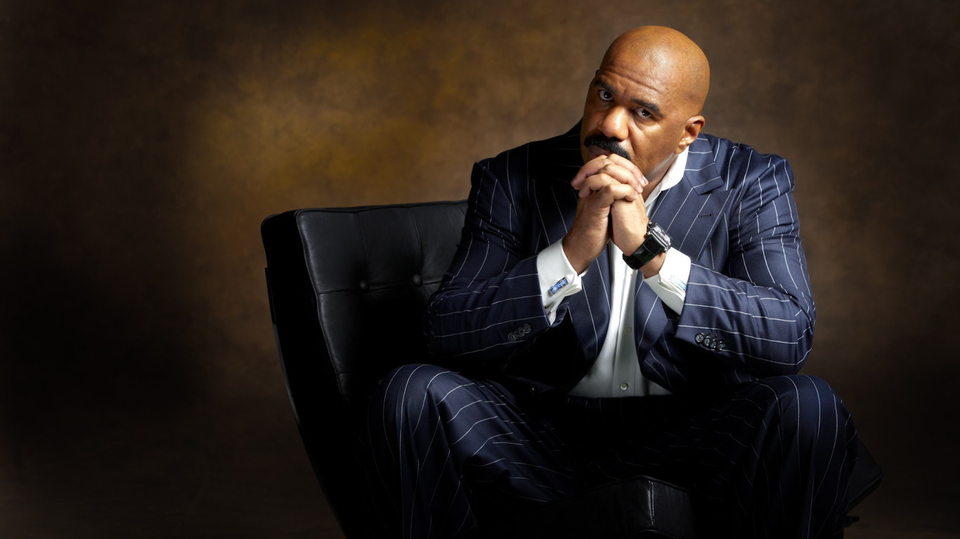 Эвандер Холифилд в синем костюме