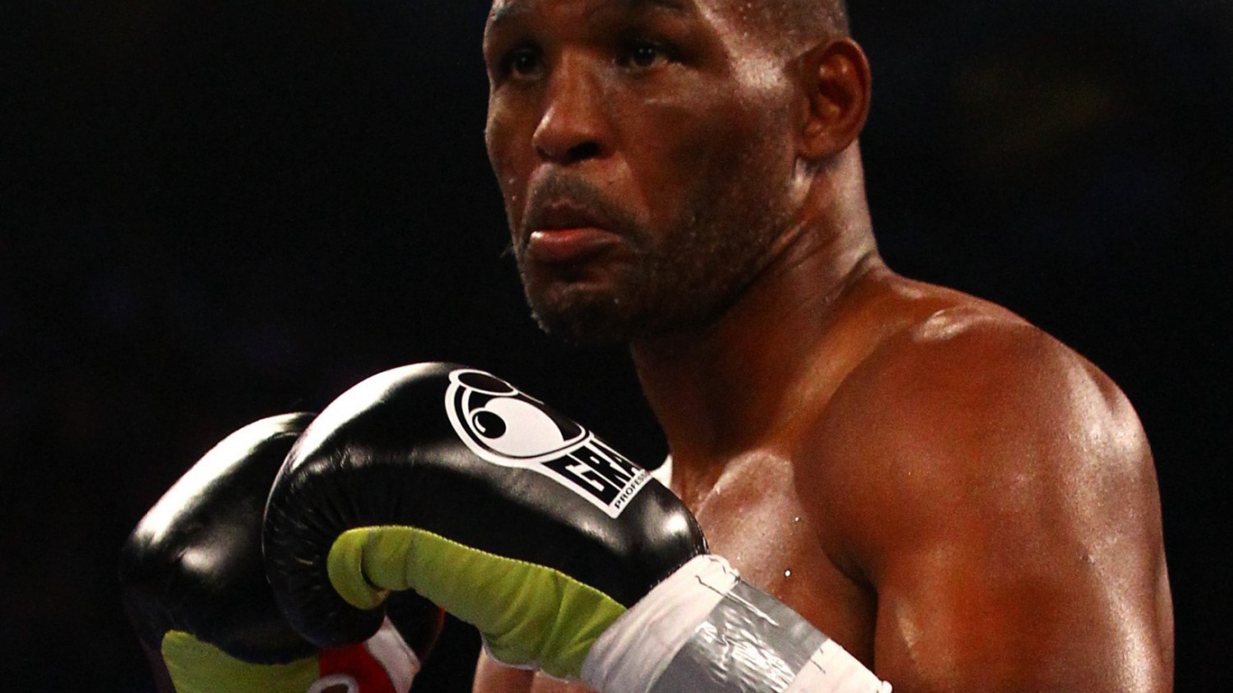 Знаменитый боксер Бернард Хопкинс в середине боя