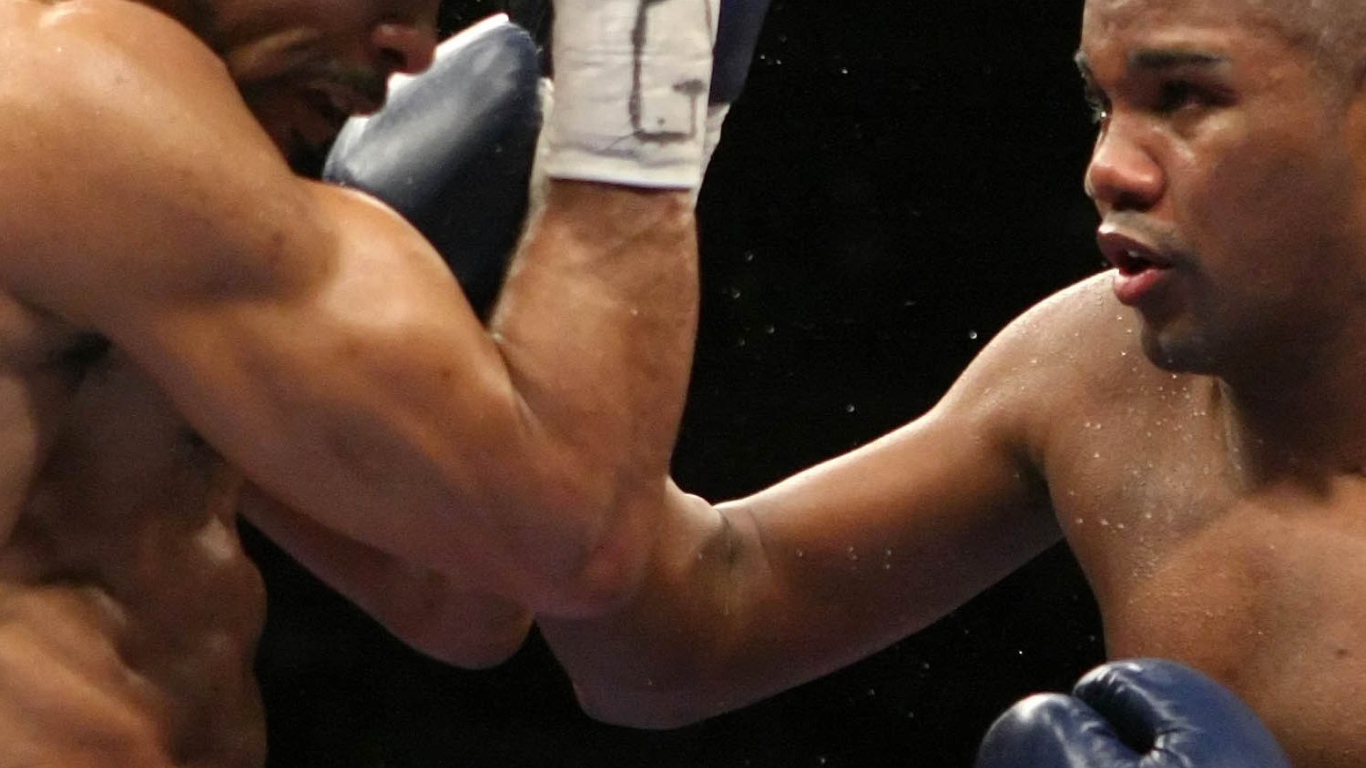 Известный боксер Феликс Тринидад выполняя апперкот