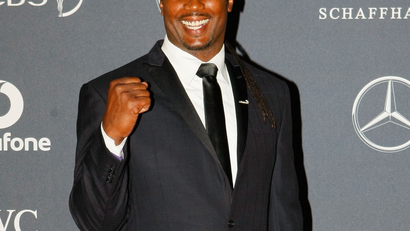 Известный боксер Леннокс Льюис в черном костюме