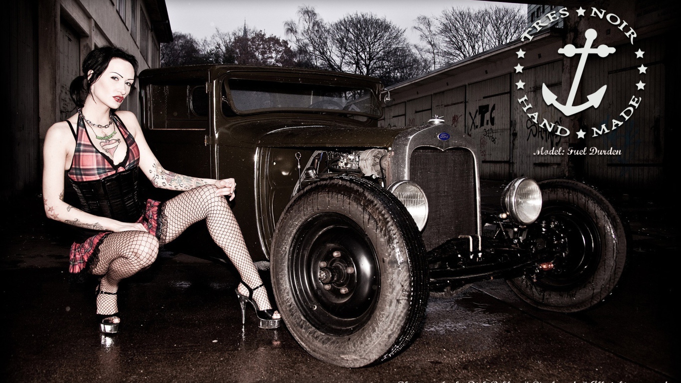 Девушка возле зеленого ретро авто