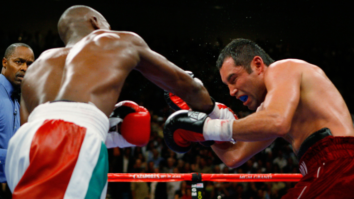 Легендарный боксер Оскар Дела Хойя проигрывает битву