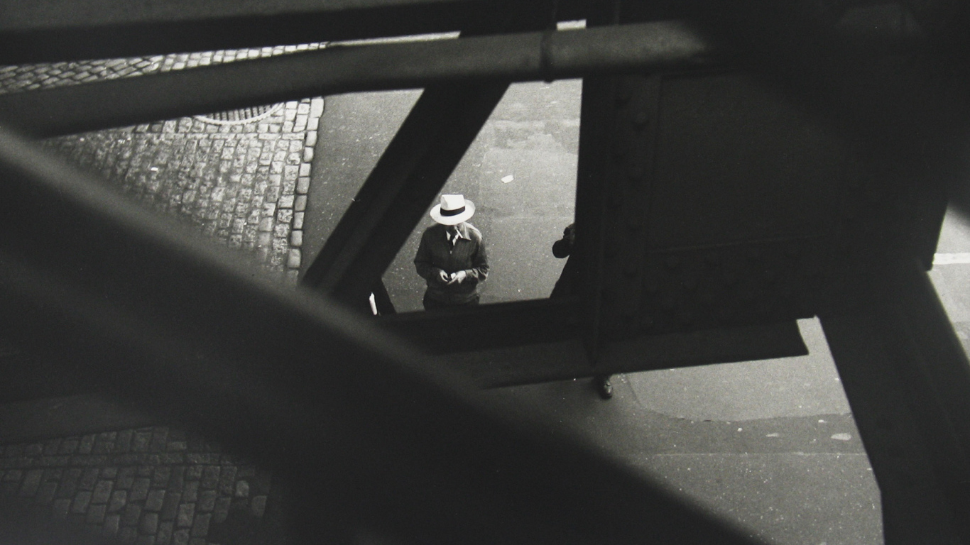 Мужчина с сигаретой, ретро фотография