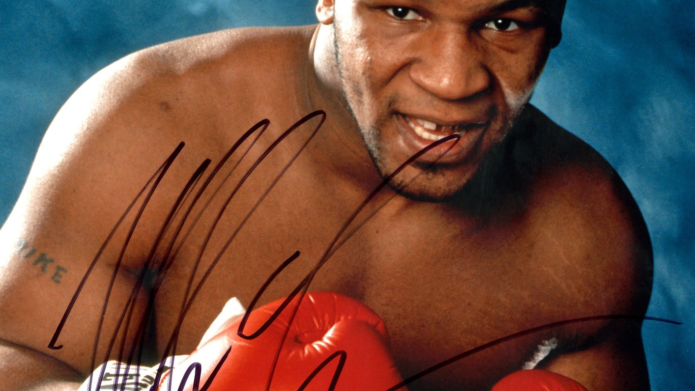 Майк Тайсон в красных боксерских перчатках
