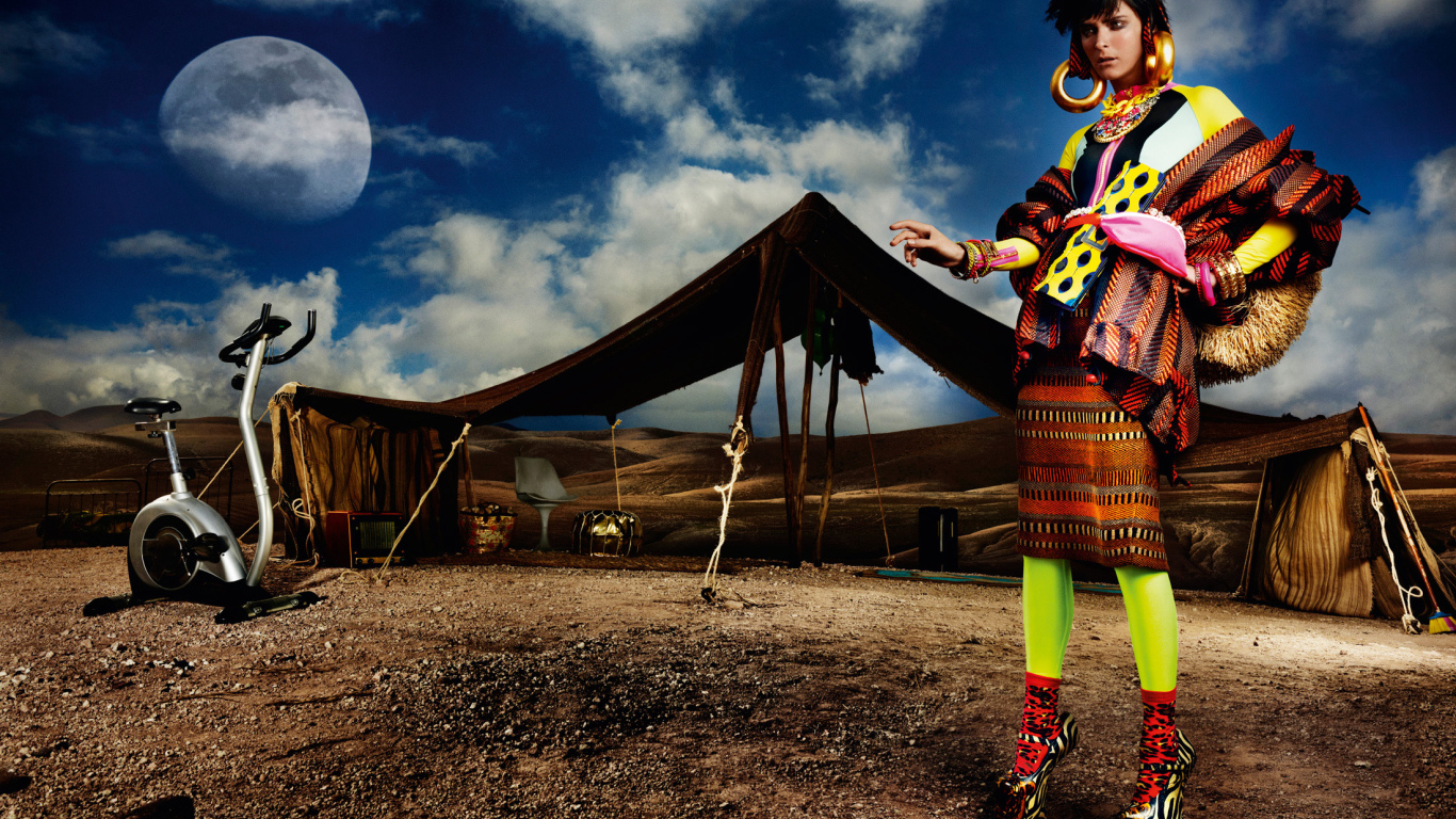 Фотография девушки в яркой одежде