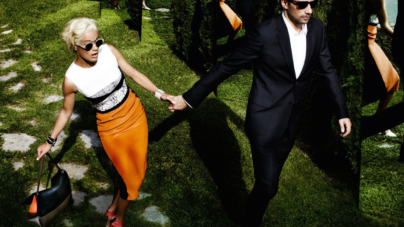 Фотография мужчины в костюме и женщины в платье