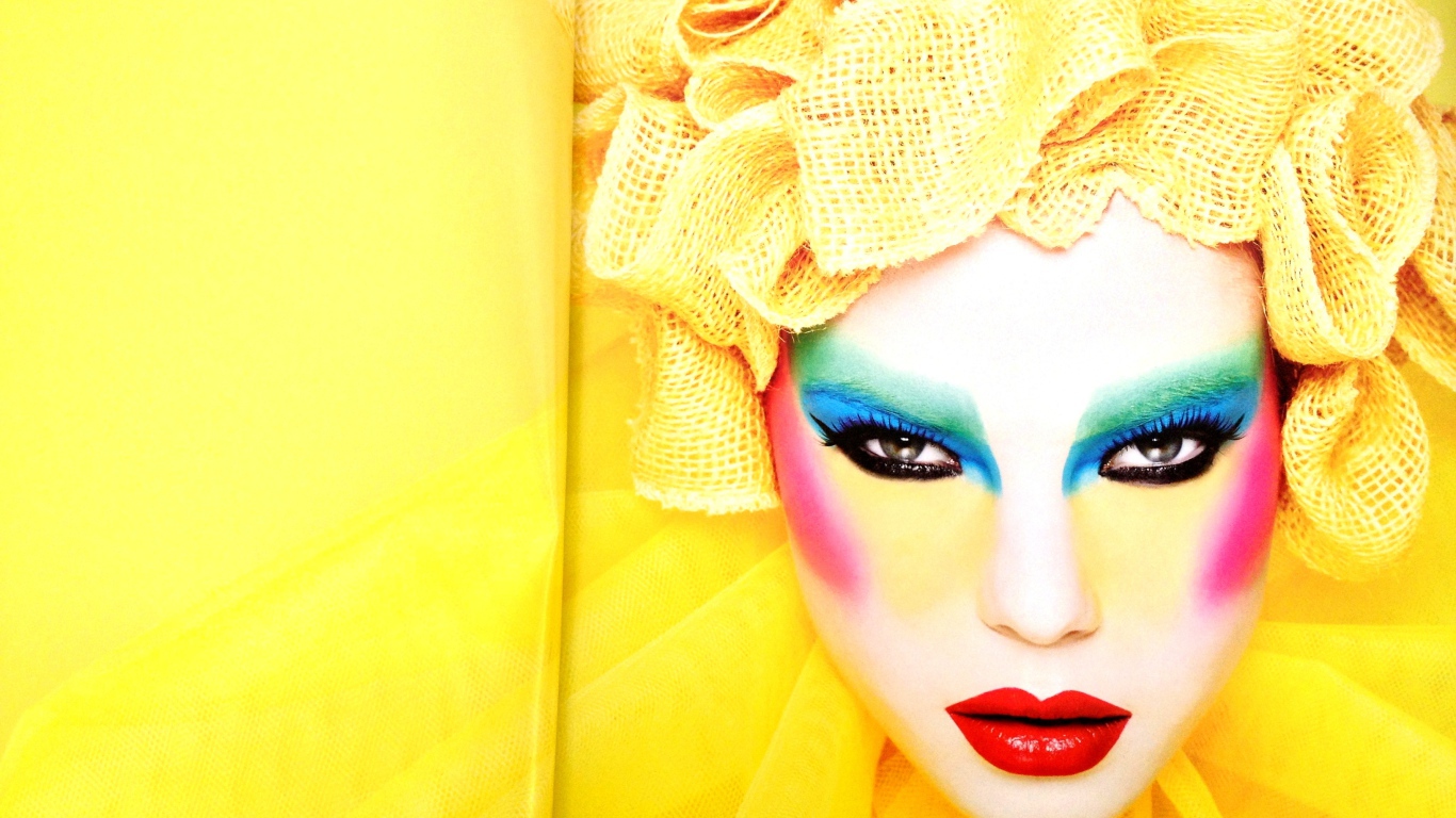 Фотография яркой девушки