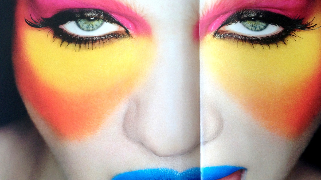 Фотография девушки с ярким макияжем