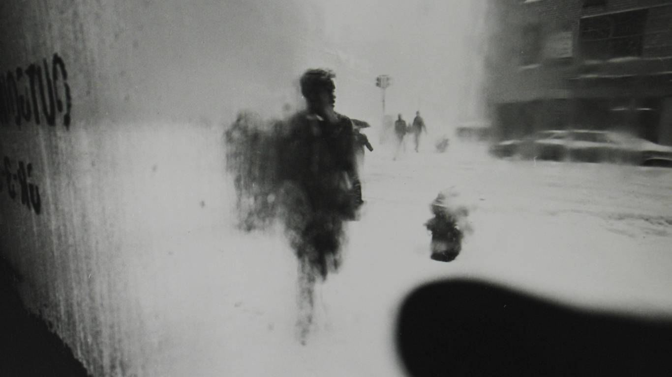 Фотография людей в заснеженном городе