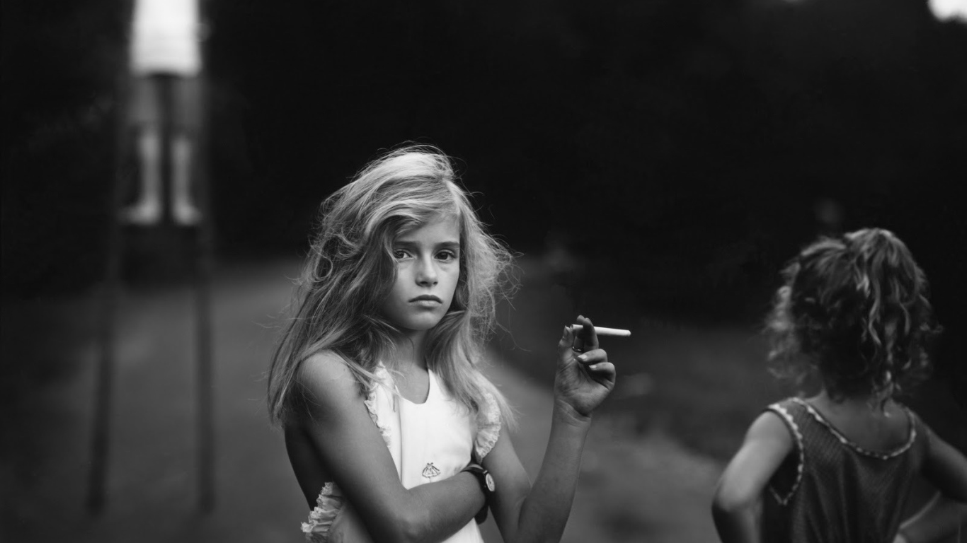 Фотография девочки с сигаретой
