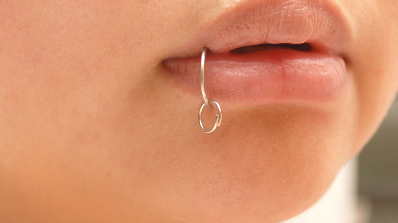 Пирсинг в губе у девушки