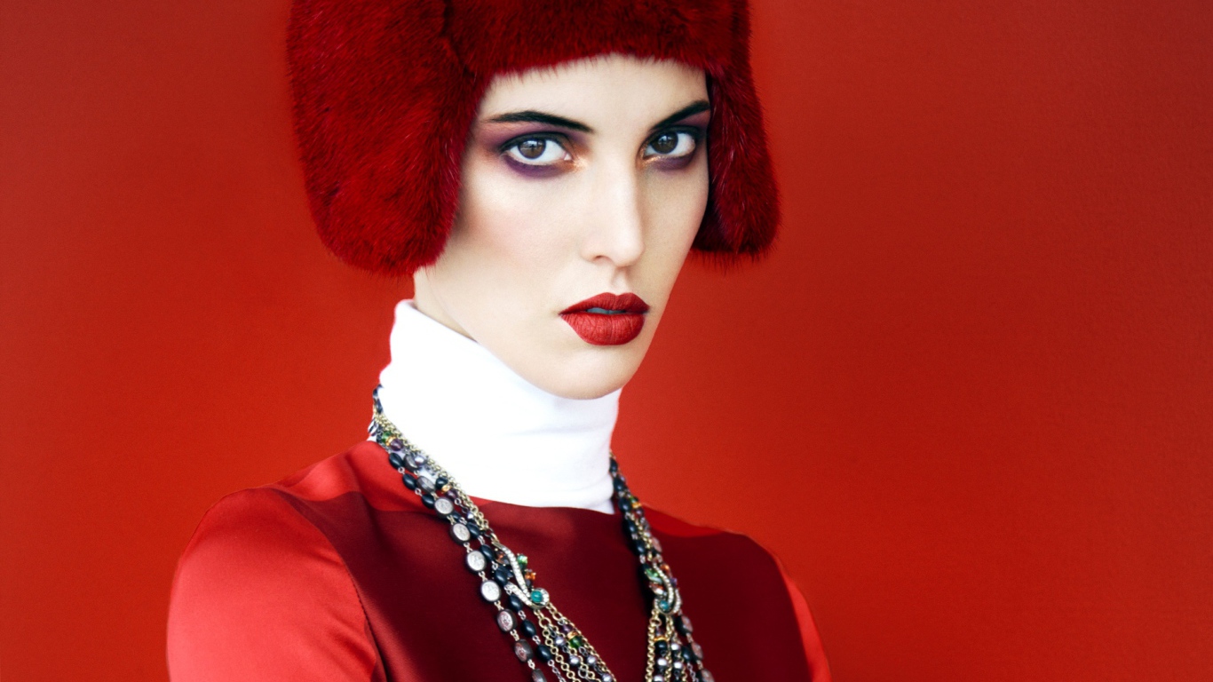 Портрет девушки в красном