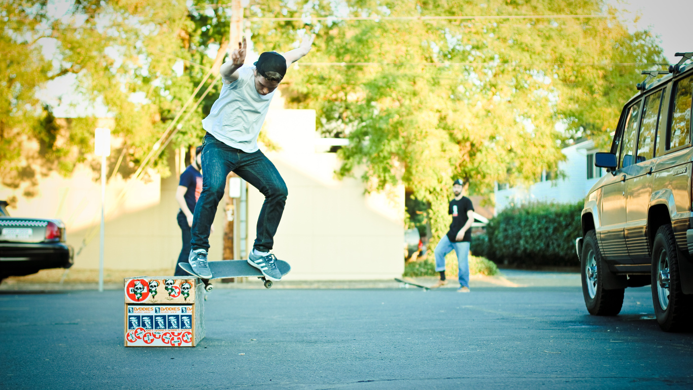 Скейтер выполняет трюк