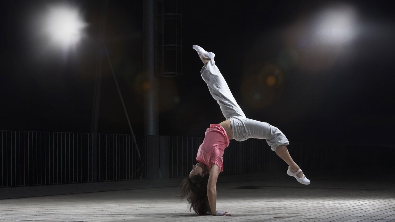 Спортивная девушка в розовом топике