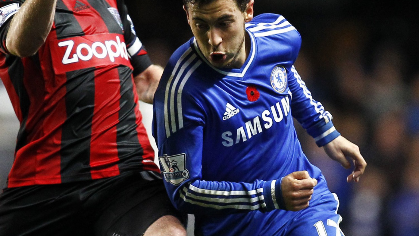  Лучший полузащитник Челси Эден Азар борется за мяч