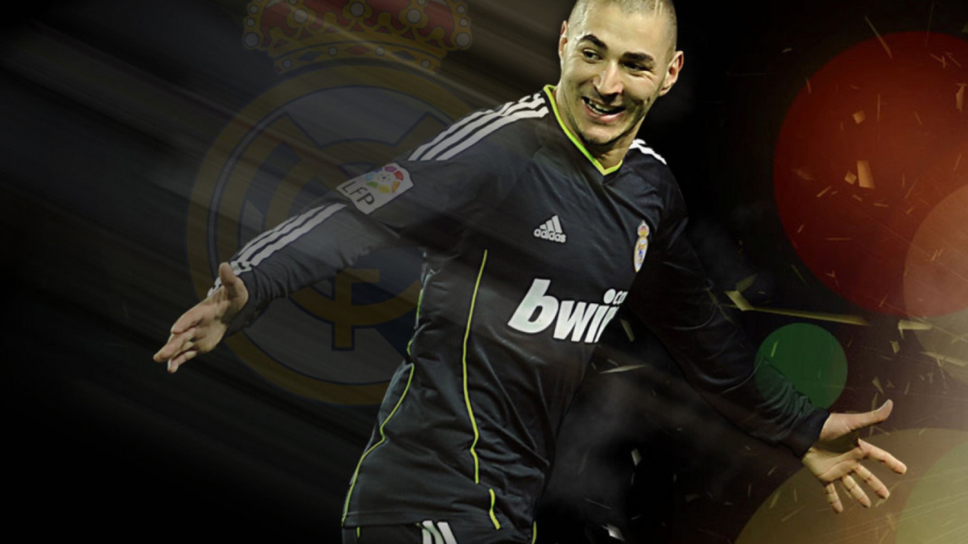 Футболист Реал Мадрида Карим Бензема в середине игры