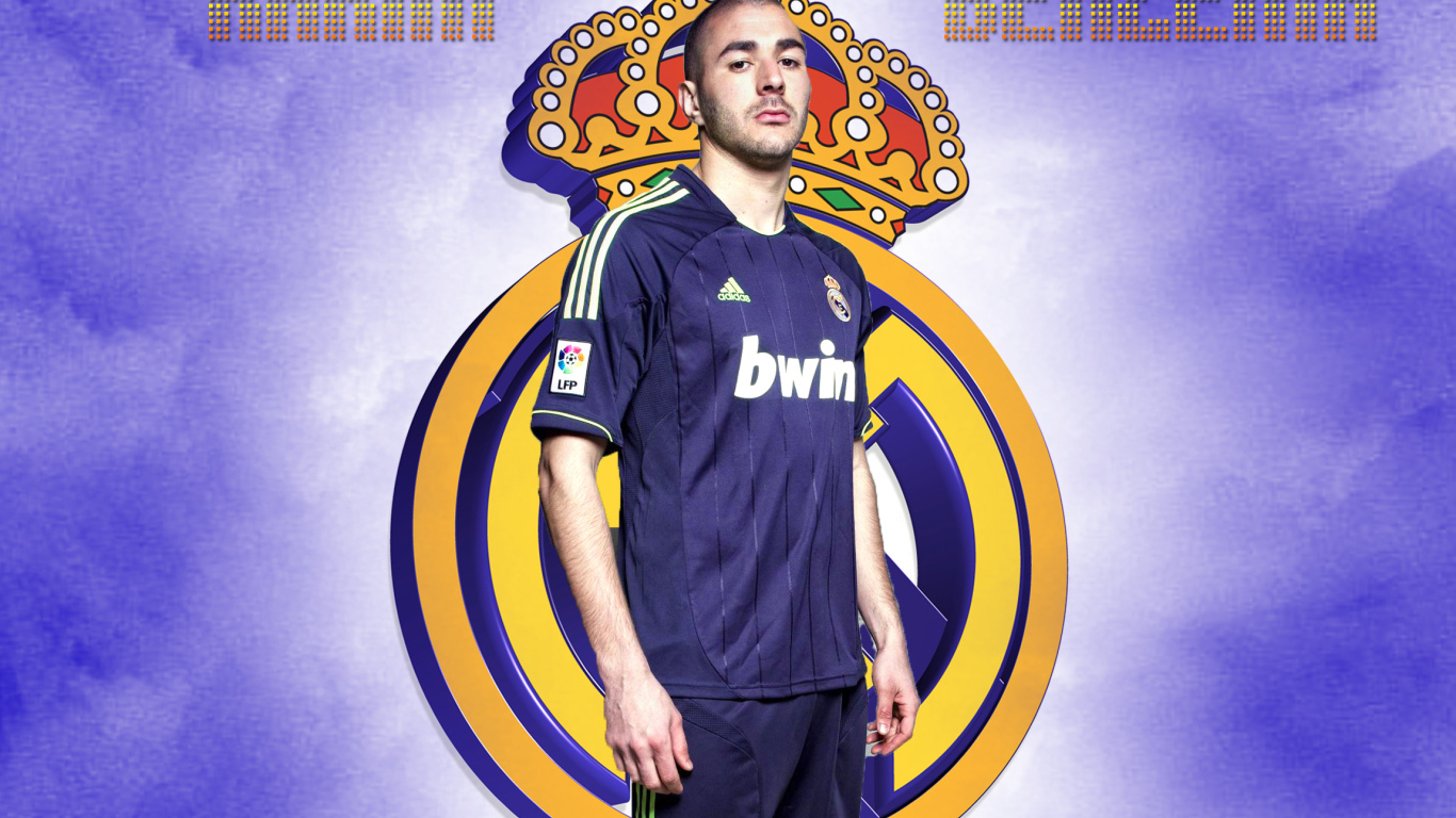 Футболист Реал Мадрид Карим Бензема под небом