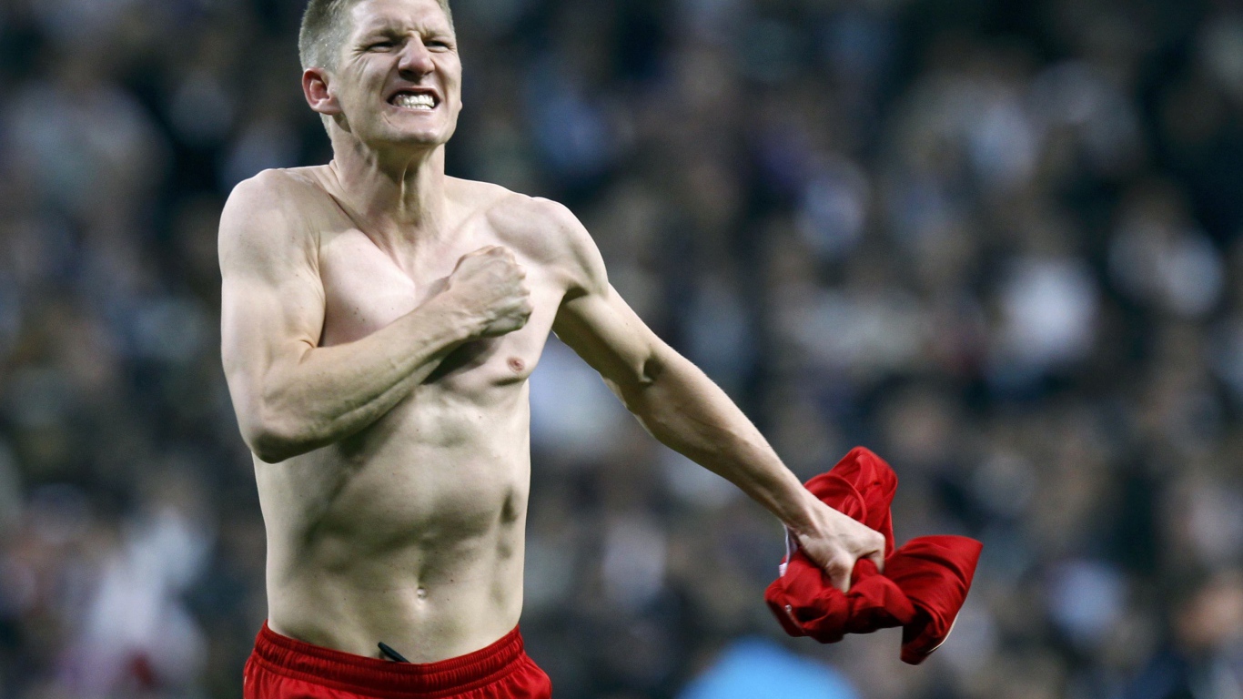 Футболист Баварии Бастиан Швайнштайгер без футболки