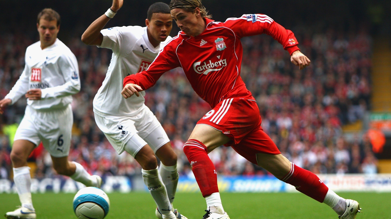 Футболист Челси Фернандо Торрес с мячом