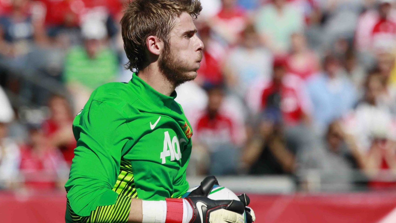 Футболист Манчестер Юнайтед Давид Де Хеа держит мяч