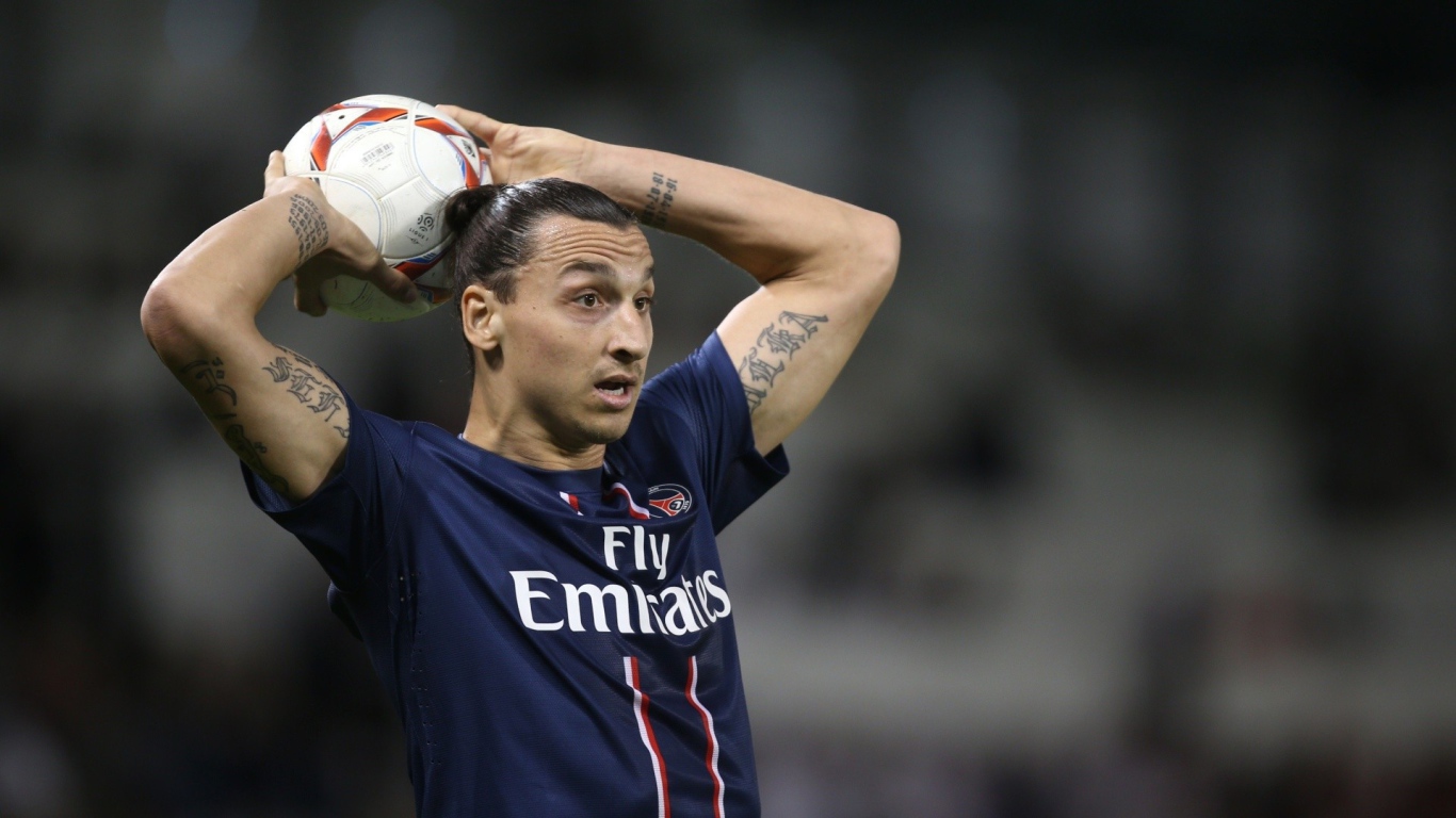Футболист ПСЖ Златан Ибрагимович бросает мяч