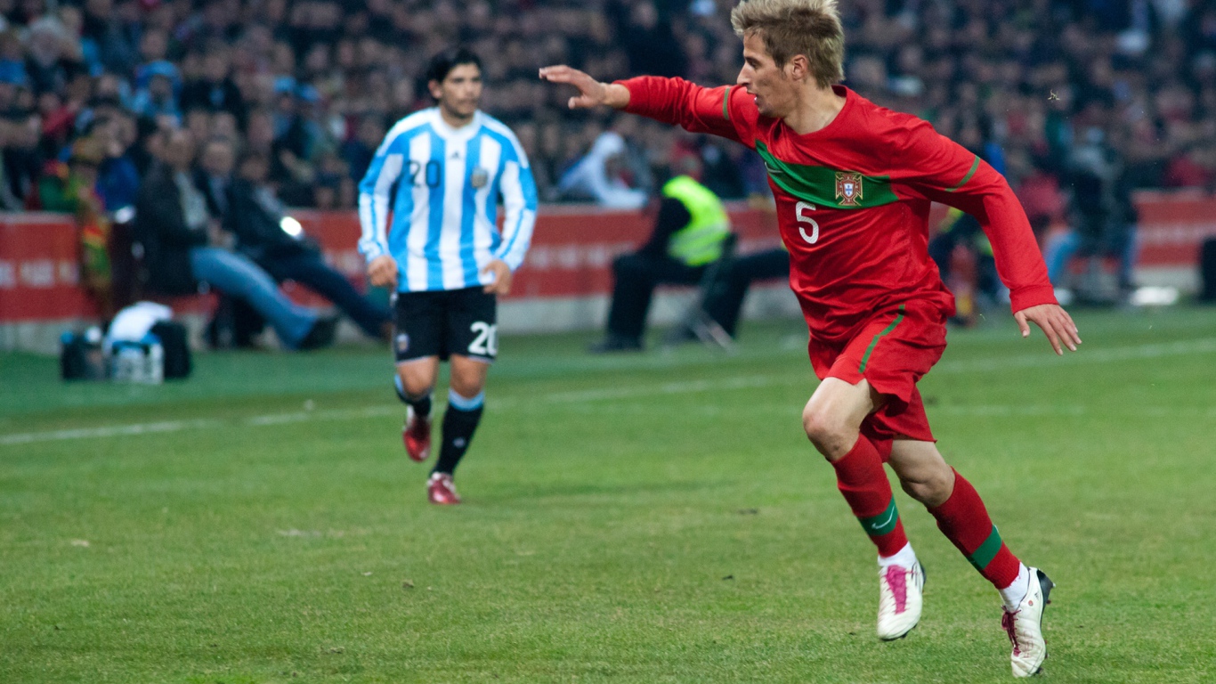 Футболист Реал Мадрид Фабиу Коэнтрау на поле