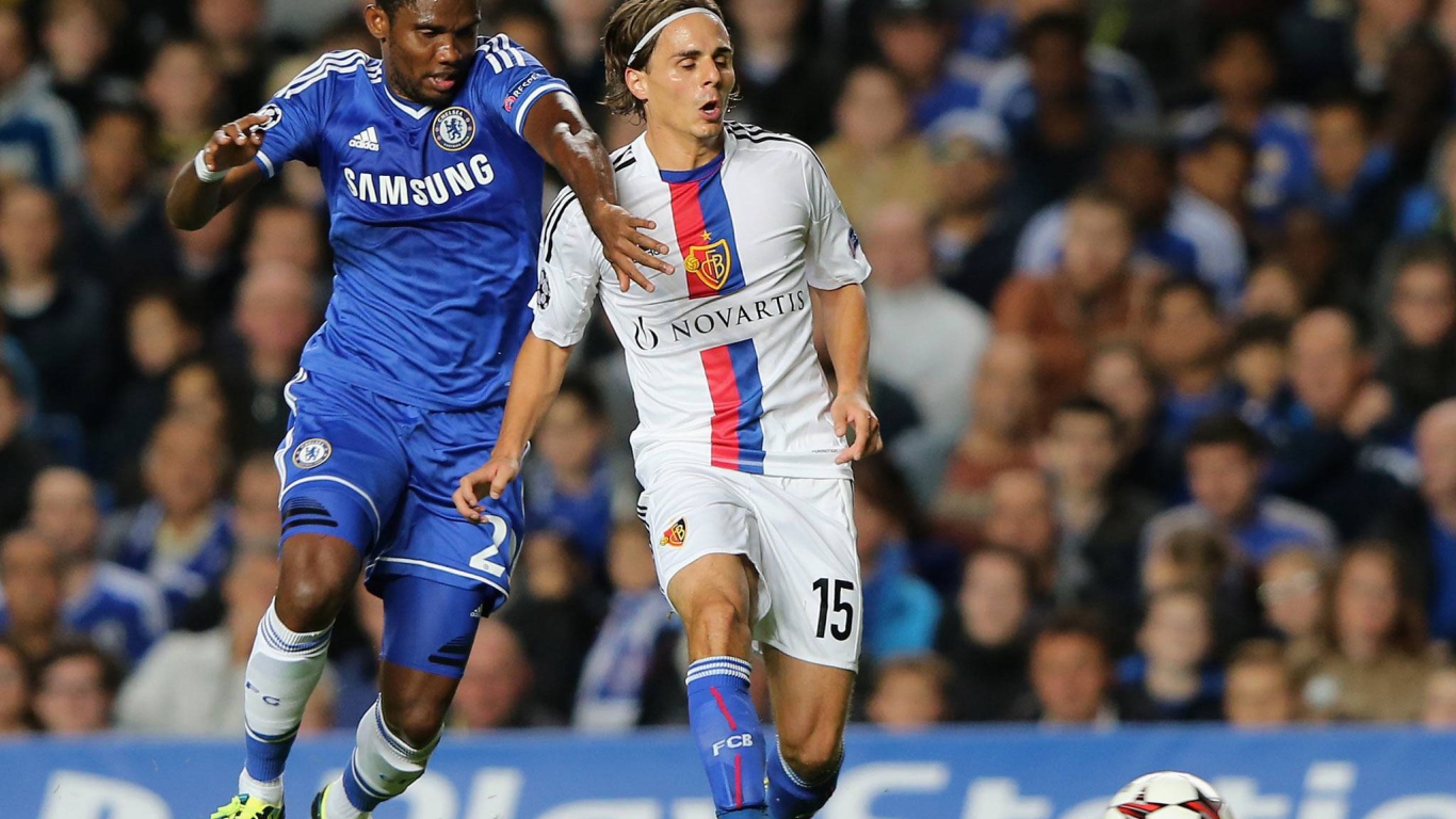  Нападающий Челси Самуэль Это'О борется за мяч